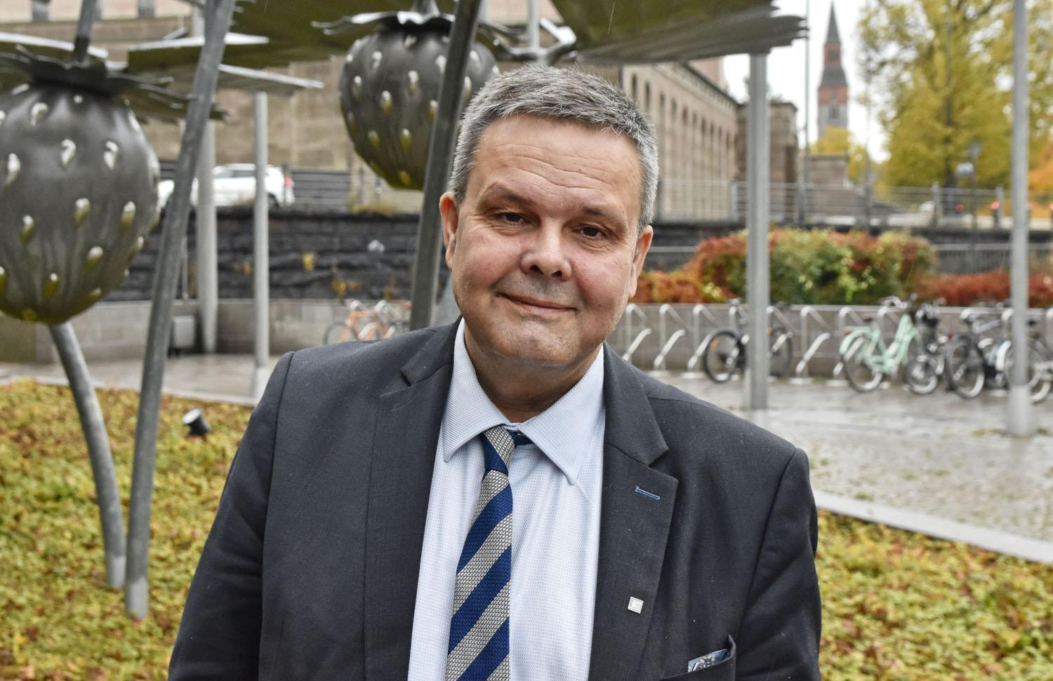Närbild på man utomhus