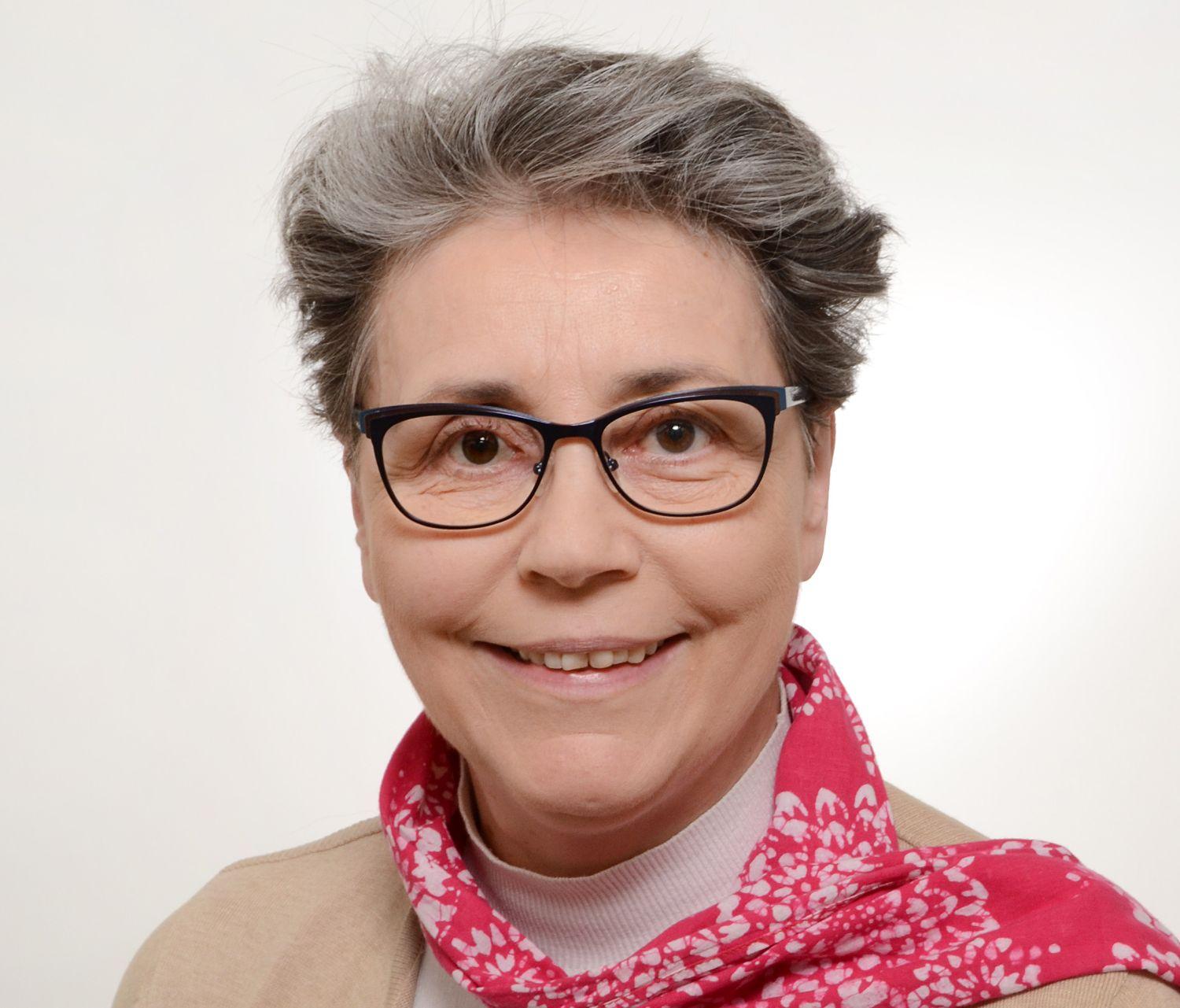 Leende kvinna med glasögon.