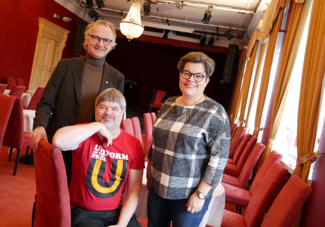 Känd serie på ny plats. Författarserien ordnas för första gången i år på Åbo svenska teater. Teaterchefen Jukka Aaltonen är nöjd, likaså Gunnar Högnäs och Anna Edgren som har varit med och arrangerat samtalsserien många år.