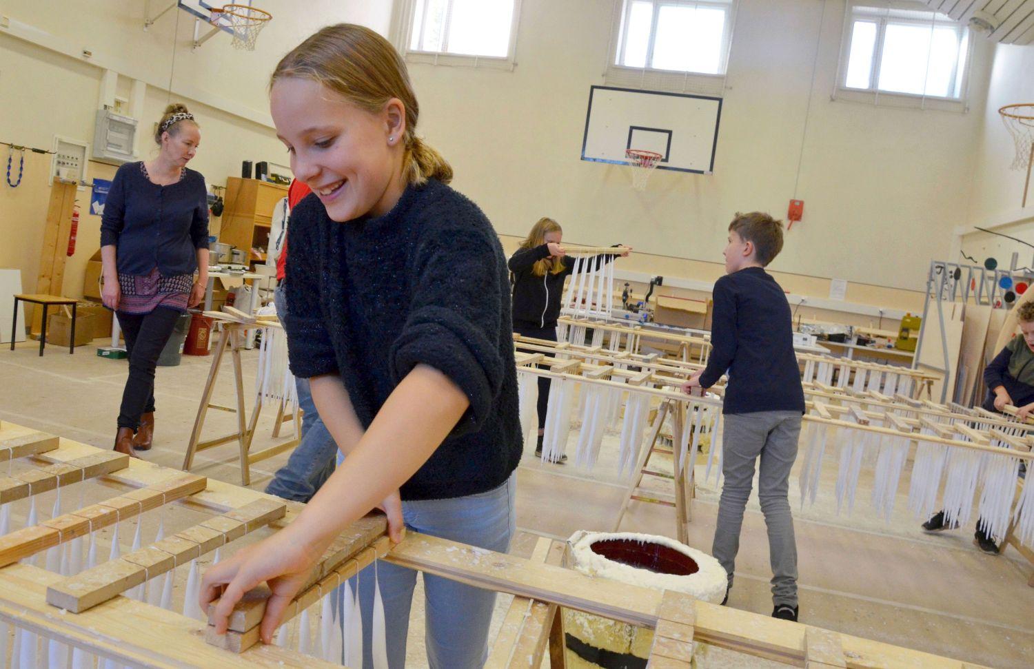 Flicka med en rad ljus som hänger i trådar