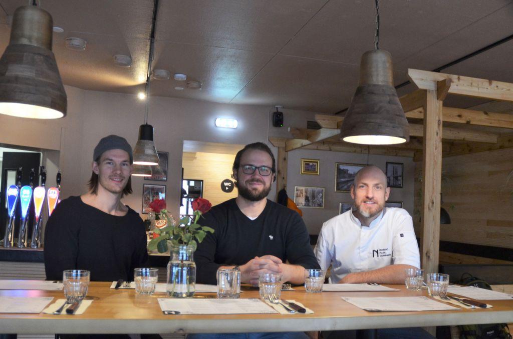 Plats för 100. Nordic Pizza Company öppnade i lokalen som senast inhyste restaurangen Cantina West i Åbo. Från vänster Ville Tappola, chef för servicen, och ägarna Tommi Ahola och Jason McArdle.