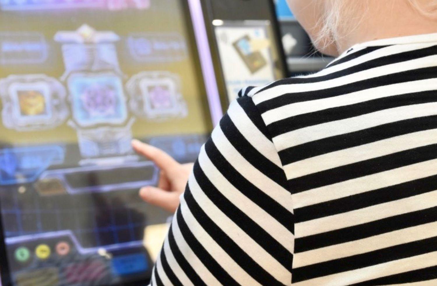 Kvinna spelar på spelautomat