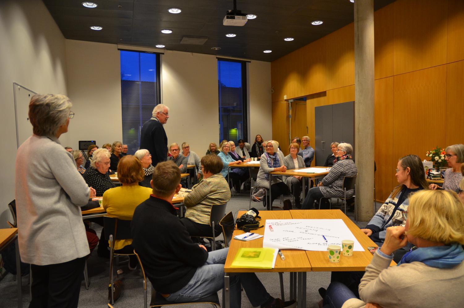 grupp av seniorer som nätverkar
