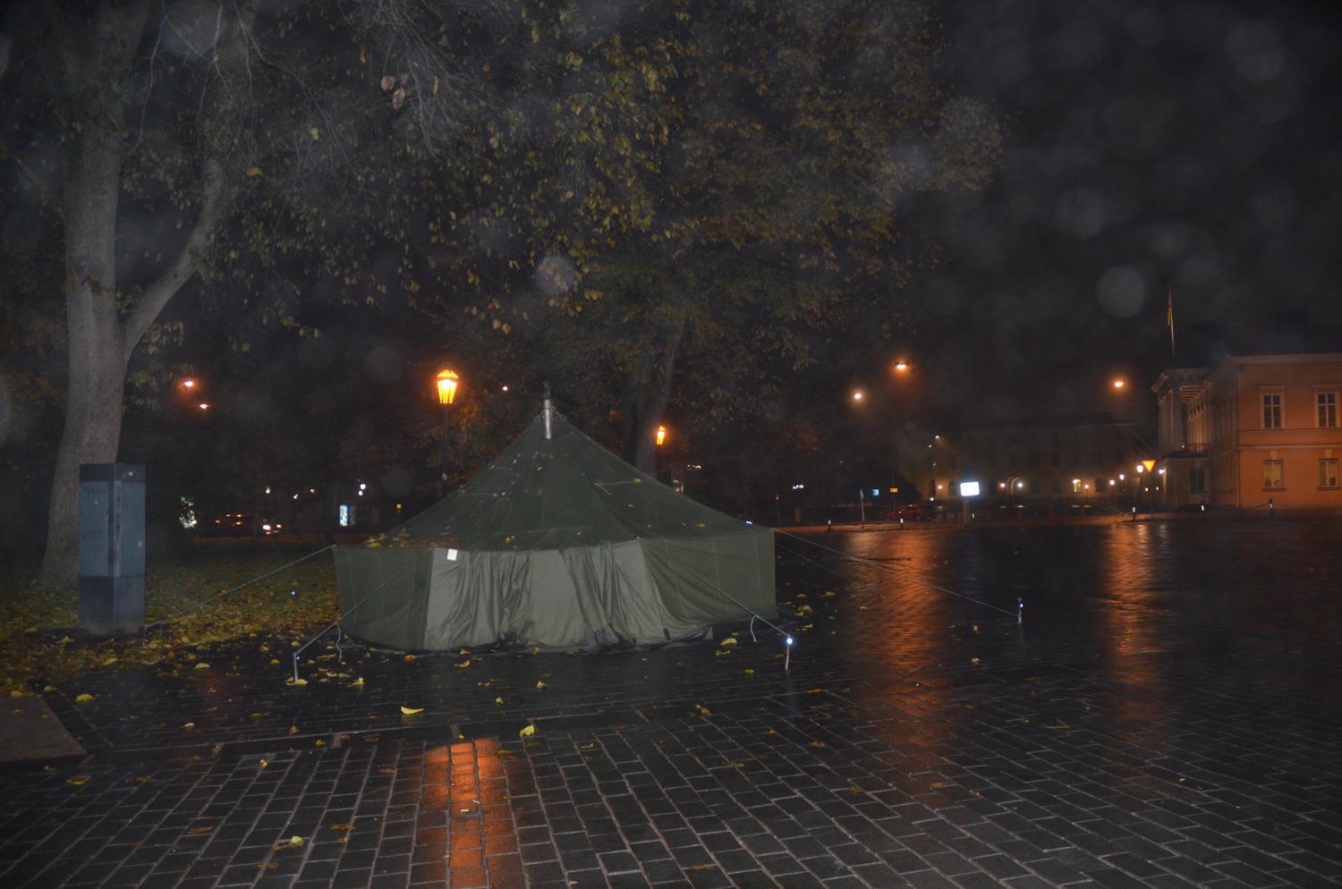 Militärtält i dimma på ett stadstorg