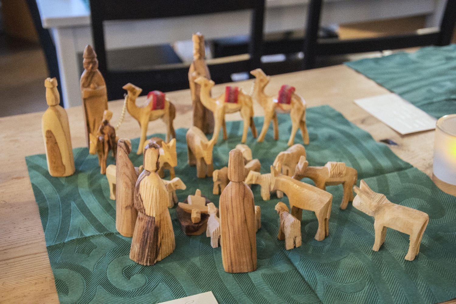 Träfigurer på en bordduk.