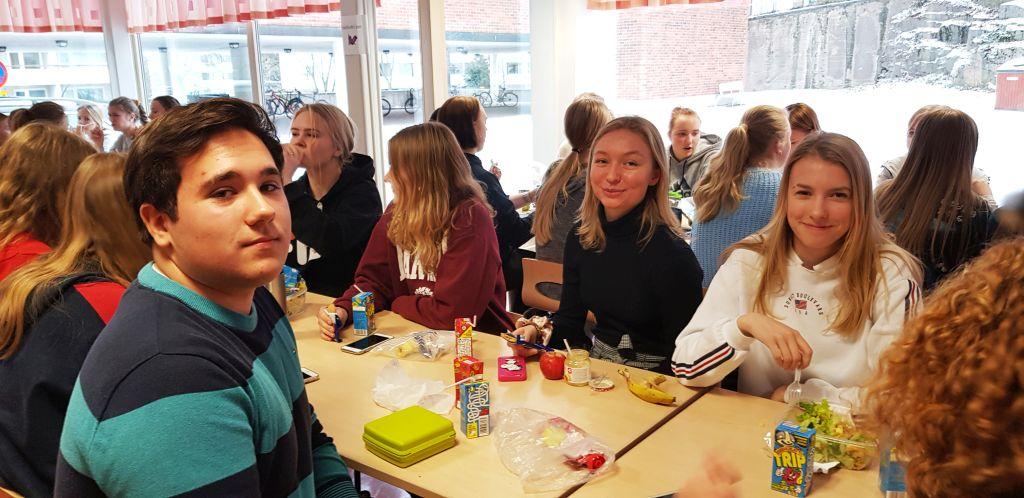 "En dundertabbe". Elevkårens ordförande Filip Schauman skräder inte orden då han talar om strejken och dess följder. Han ogillar att arbetarnas löner riskerar sänkas, och tycker också att Åbo stad borde hämta varm mat och sköta situationen i skolan bättre. I svart tröja elevkårens vice ordförande Lydia Brenner och i vitt Milda Isaksson.