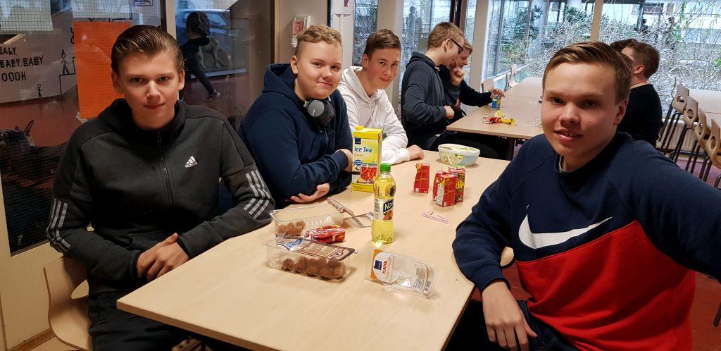 Kalla köttbullar på menyn. Från vänster Mats Borg, Anton Österlund och Valter Stjernberg och Niklas Lundström längst fram till höger.