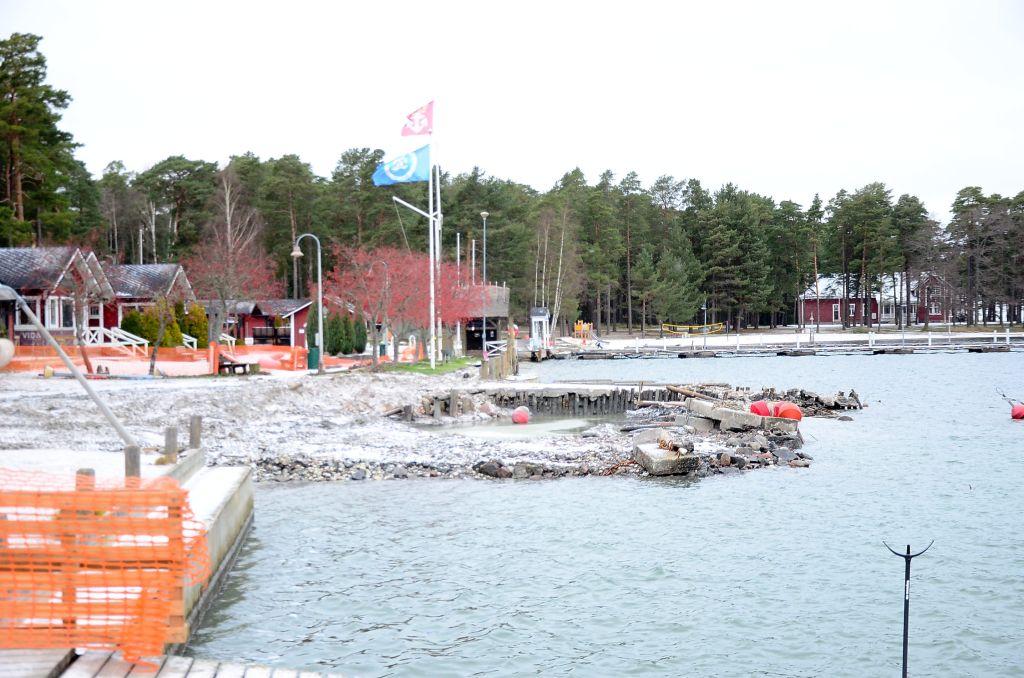 Gästhamnsbygge. Nu är kajer och bryggor rivna. I april 2020 ska gästhamnen kunna öppna igen. Foto: Anja Kuusisto