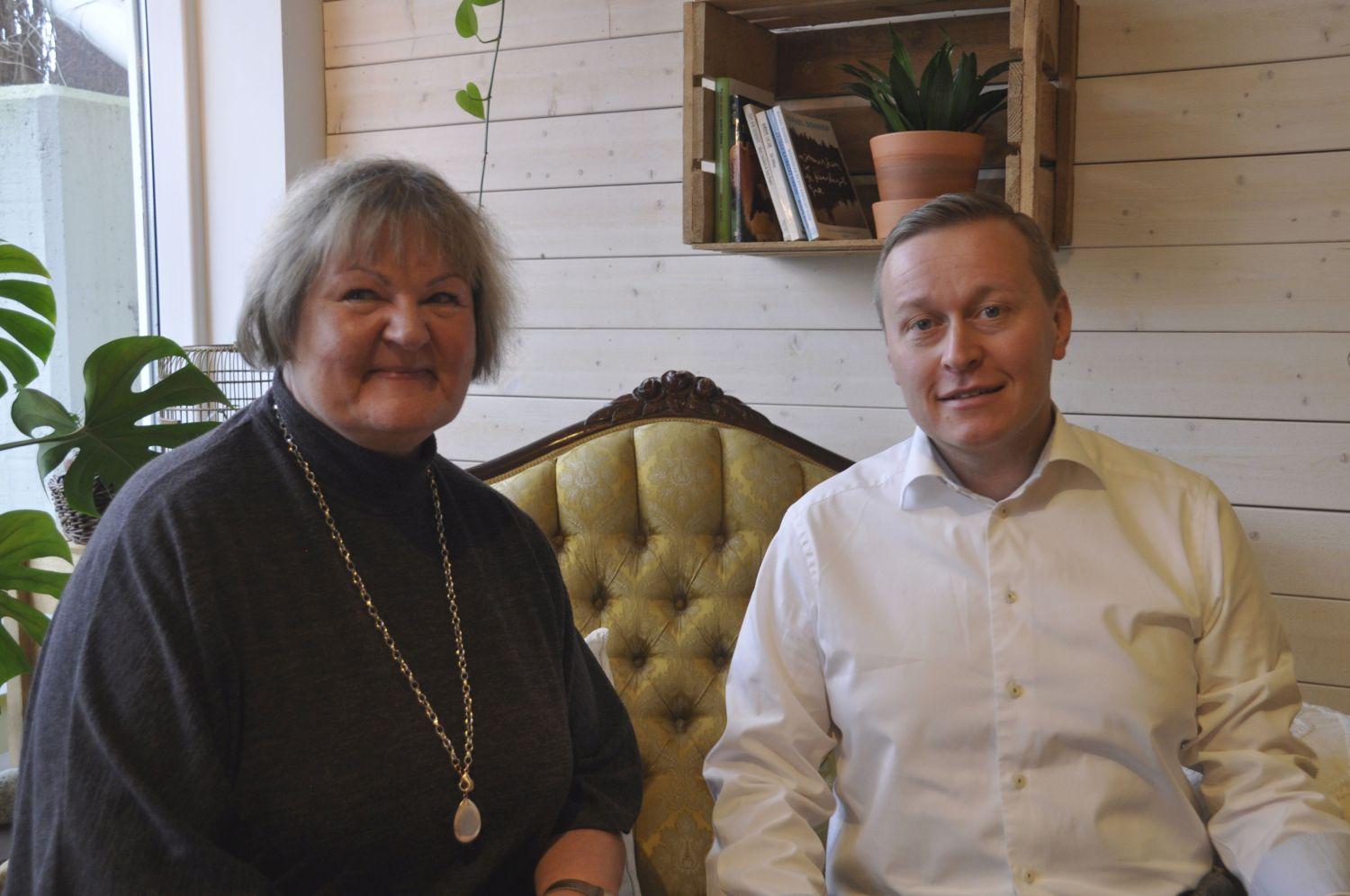 Två personer sitter i en soffa på ett café