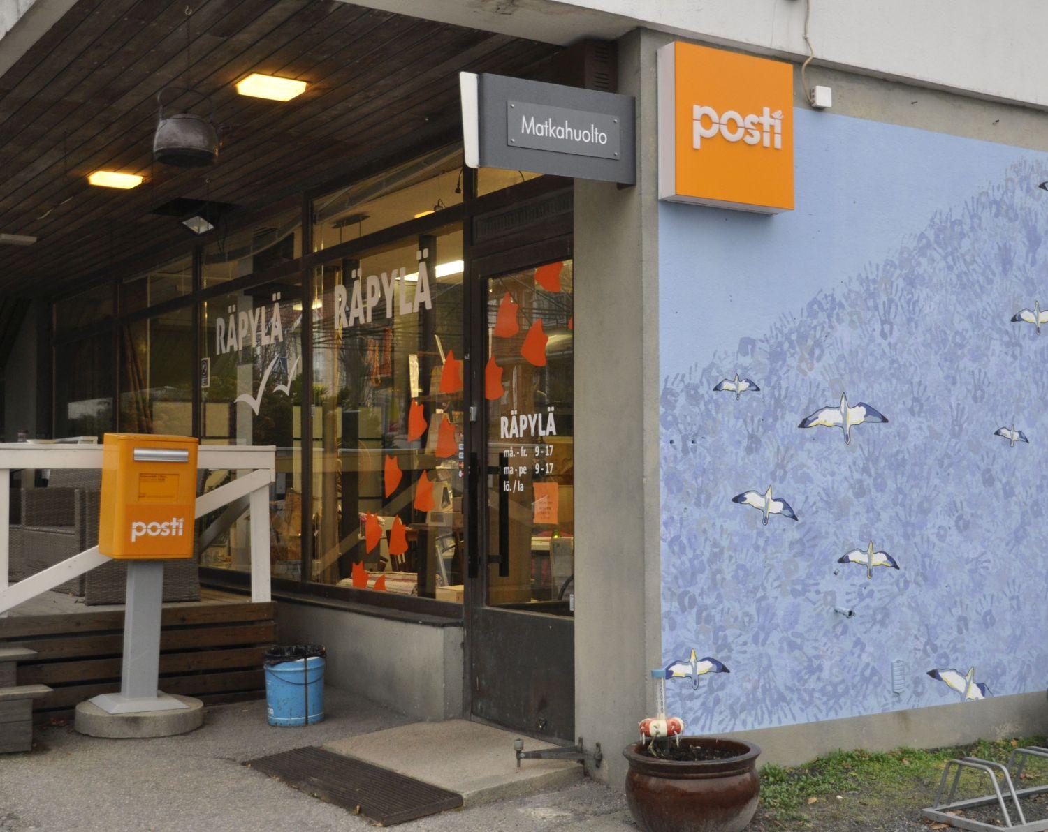 En butik vid namn Räpylä. Utanför: Postens skylt och en postlåda för brevleveranser.