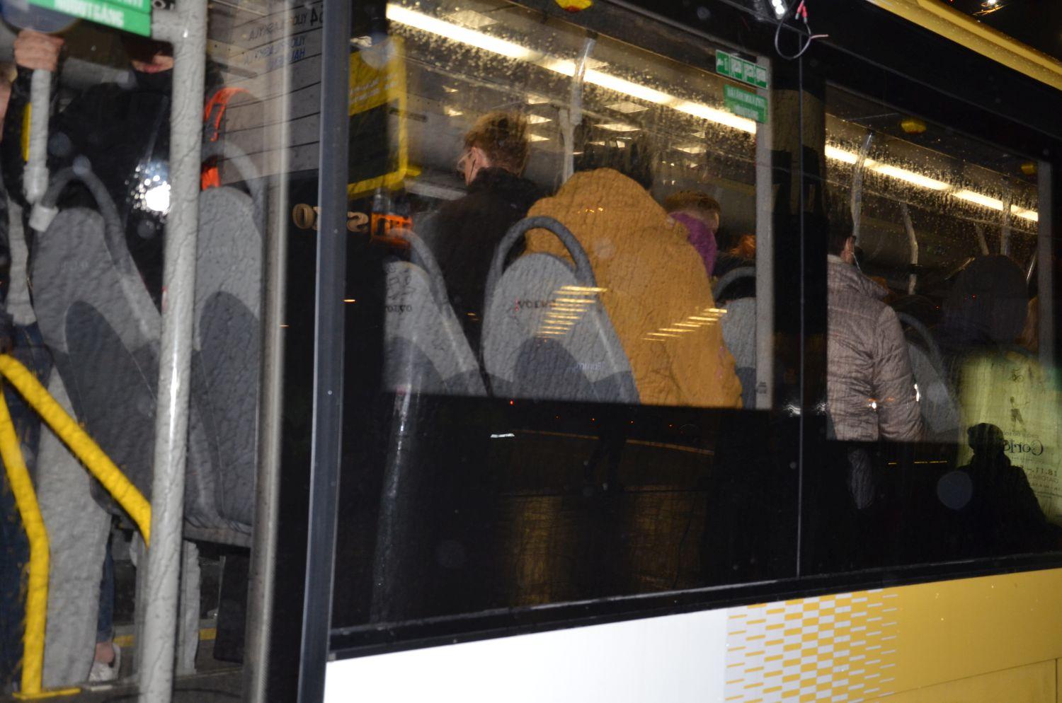 Bussfönster utifrån.