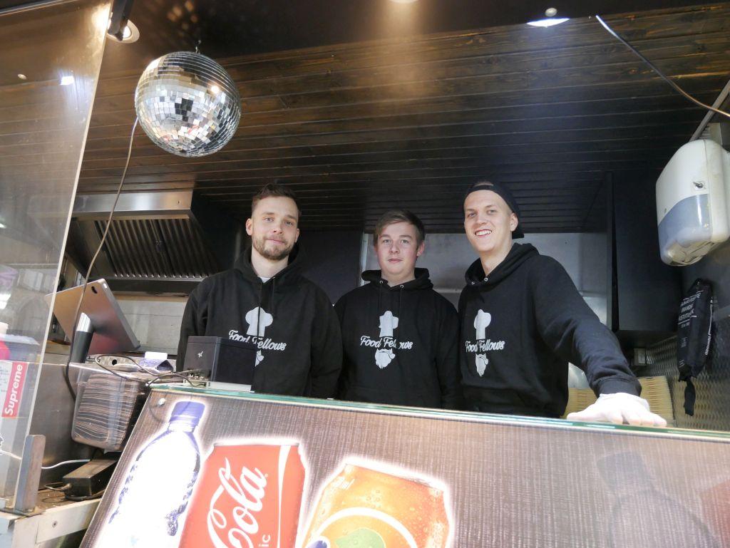 Tim Eriksson, Dennis Pettersson och Wilhelm Blomberg serverade mat från Food Fellows på Domkyrkotorget.