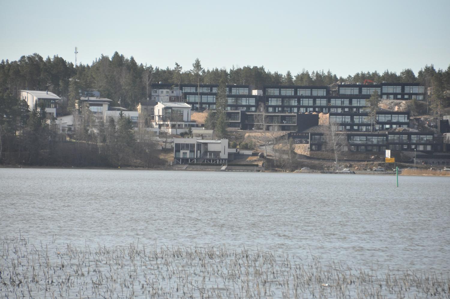 vass och vatten i förgrunden, bostäder i bakgrunden