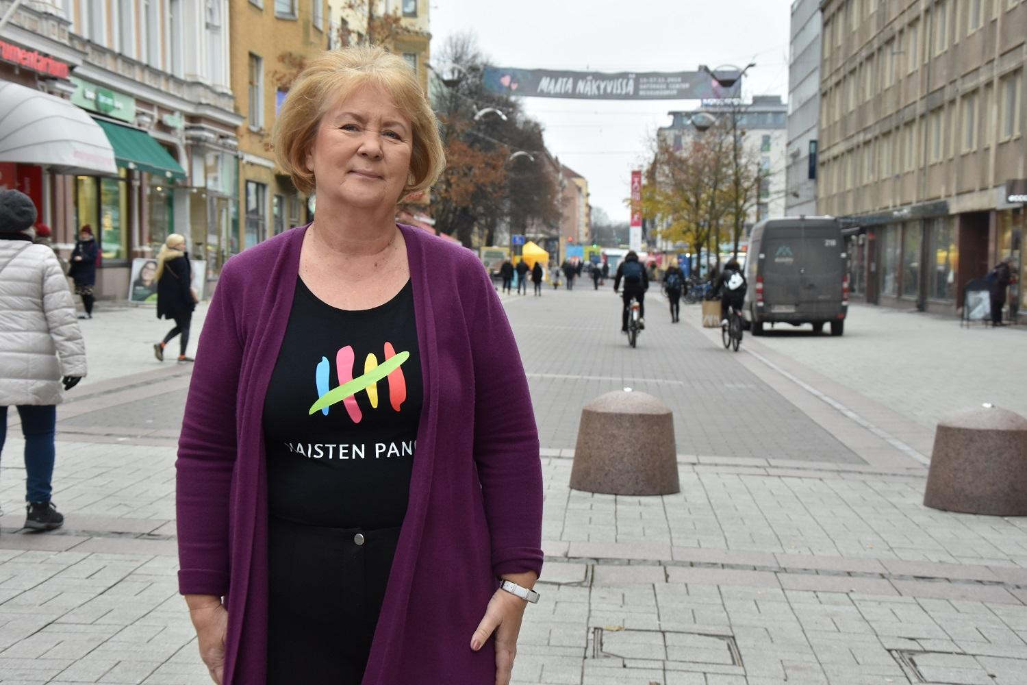 Kvinna står på gata.