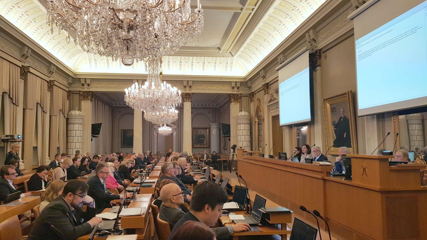 Fullmäktigesal fylld av ledamöter