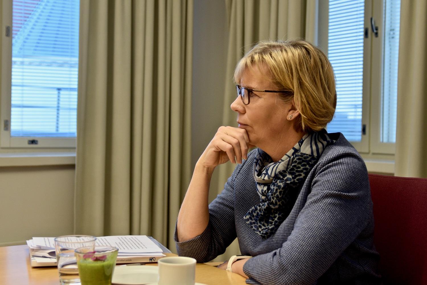 Anna-Maja Henriksson sitter vid ett bord.