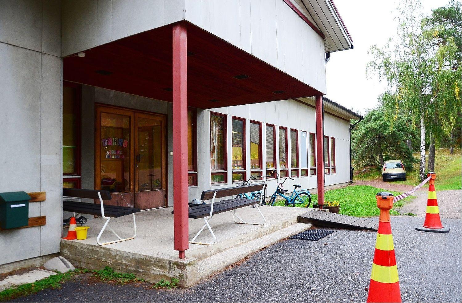 Närbild på ingången till fyrkantigt församlingshem