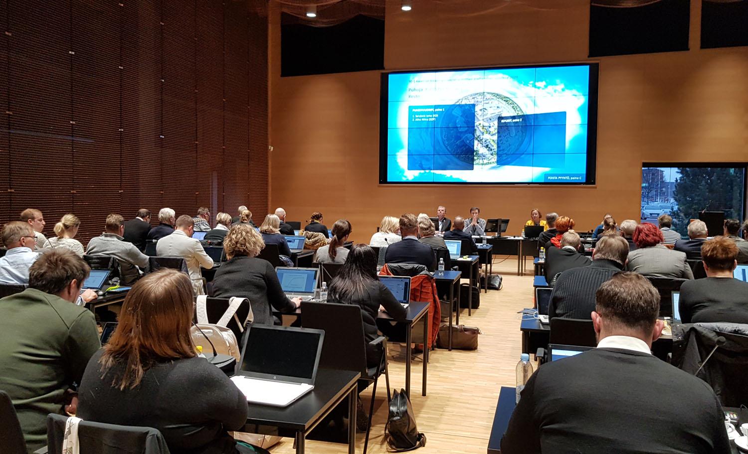 Mötessal fullsatt med människor