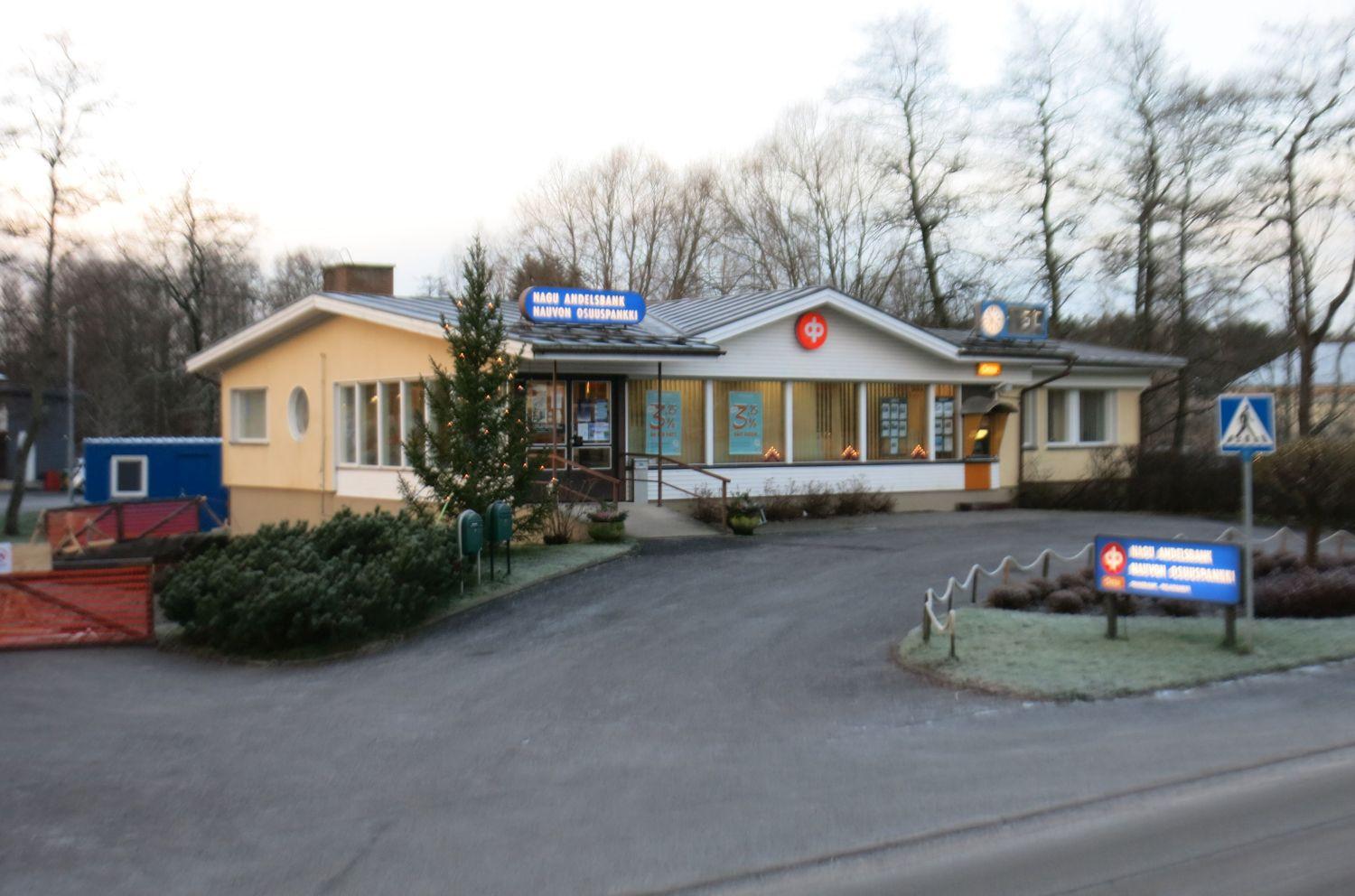 Liten bank i trähus