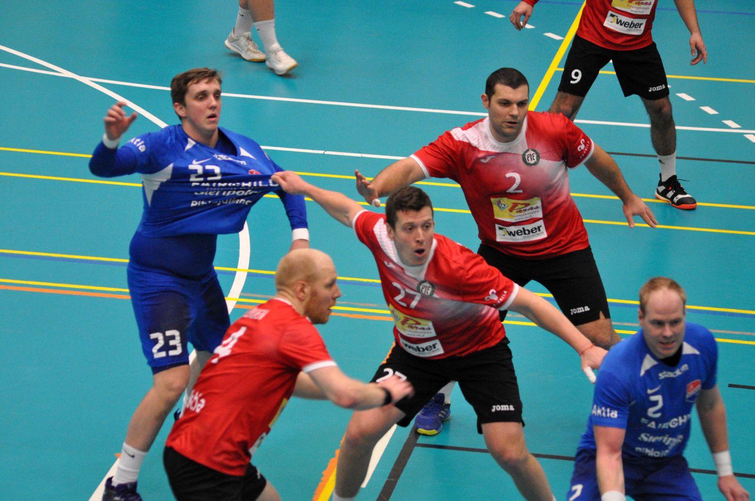 handbollsspelare kämpar i försvaret