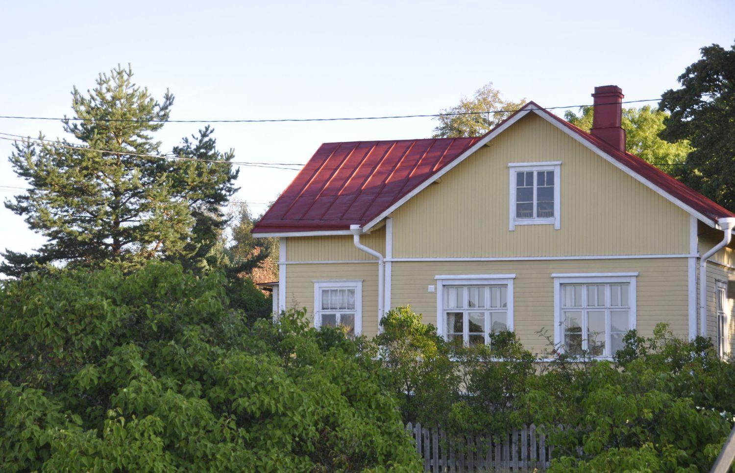 Trähus i lummig trädgård