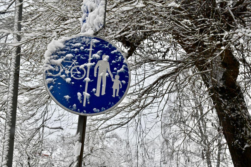 Ett trafikmärke täckt i snö.