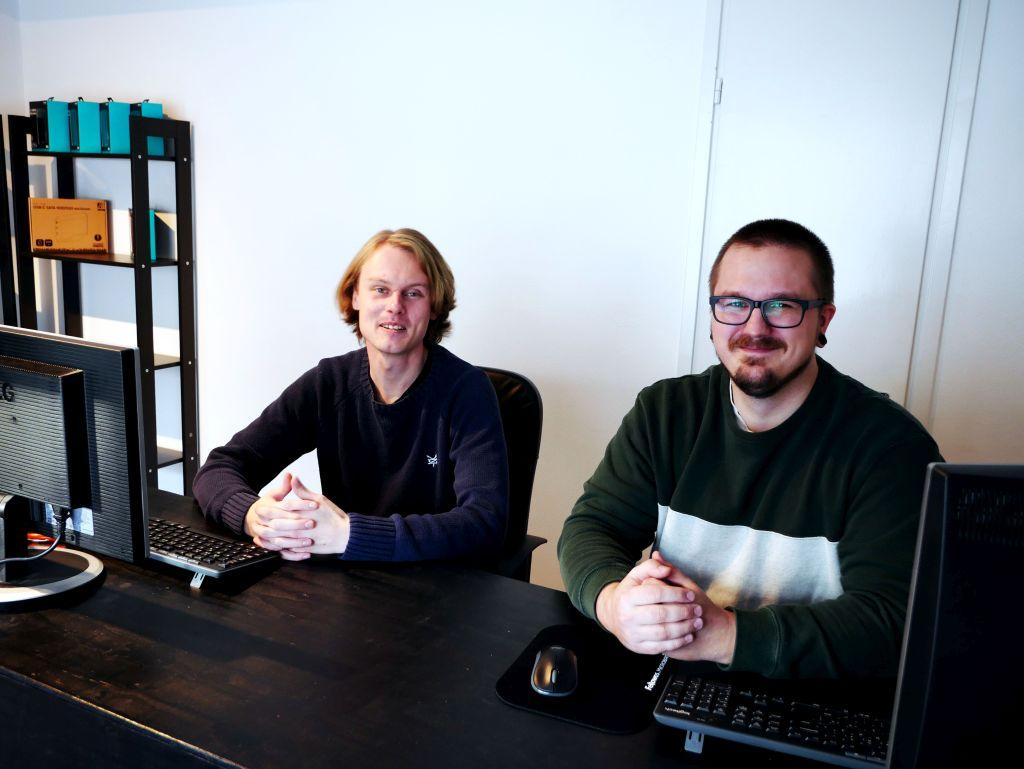 Teknikhjälp. Niklas Örså och Thomas Karlsson arbeter på Pargasföretaget Archipelago Technics nyöppnade kontor i Åbo.