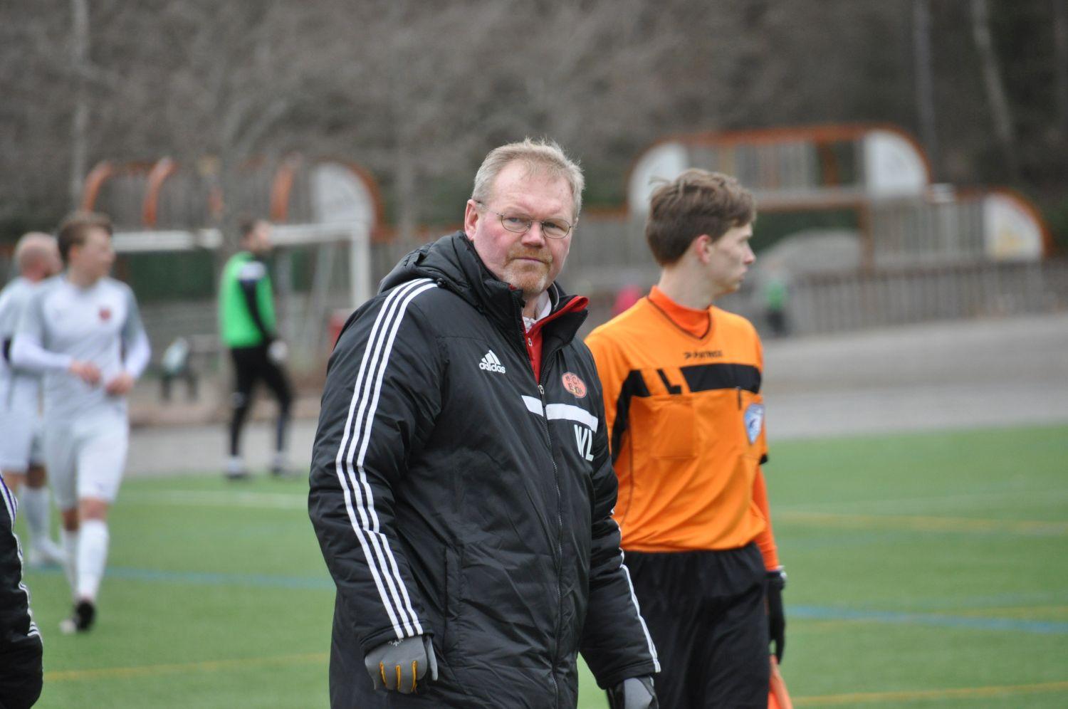 Man vid fotbollsplan.