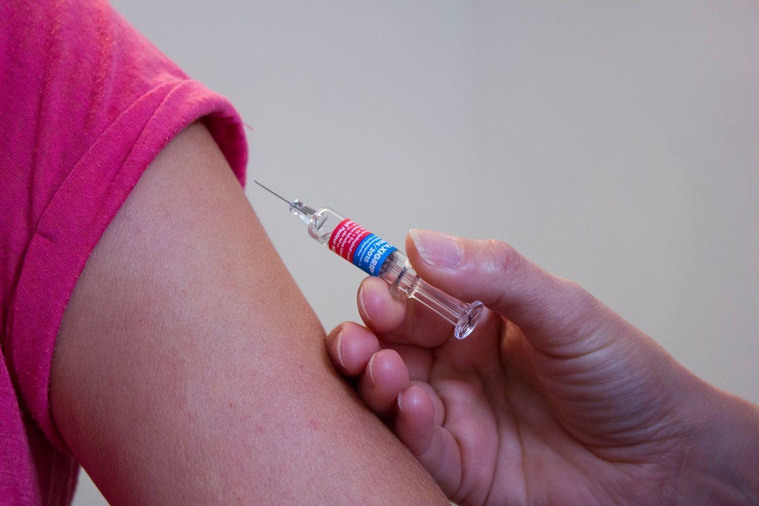 Vaccinspruta mot överarm.