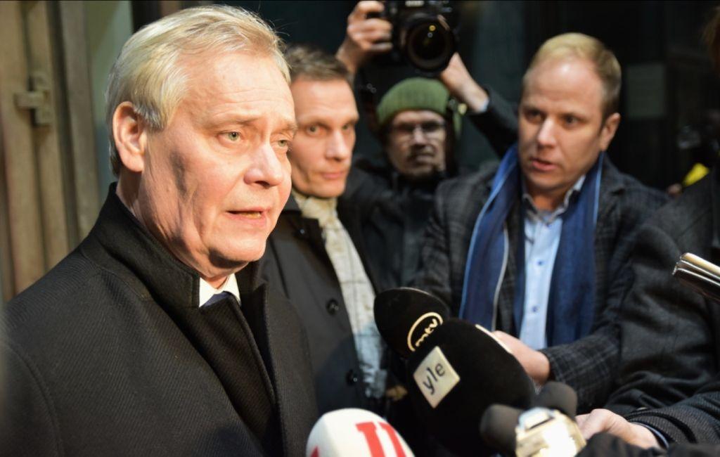 Antti Rinne blir intervjuad av journalister