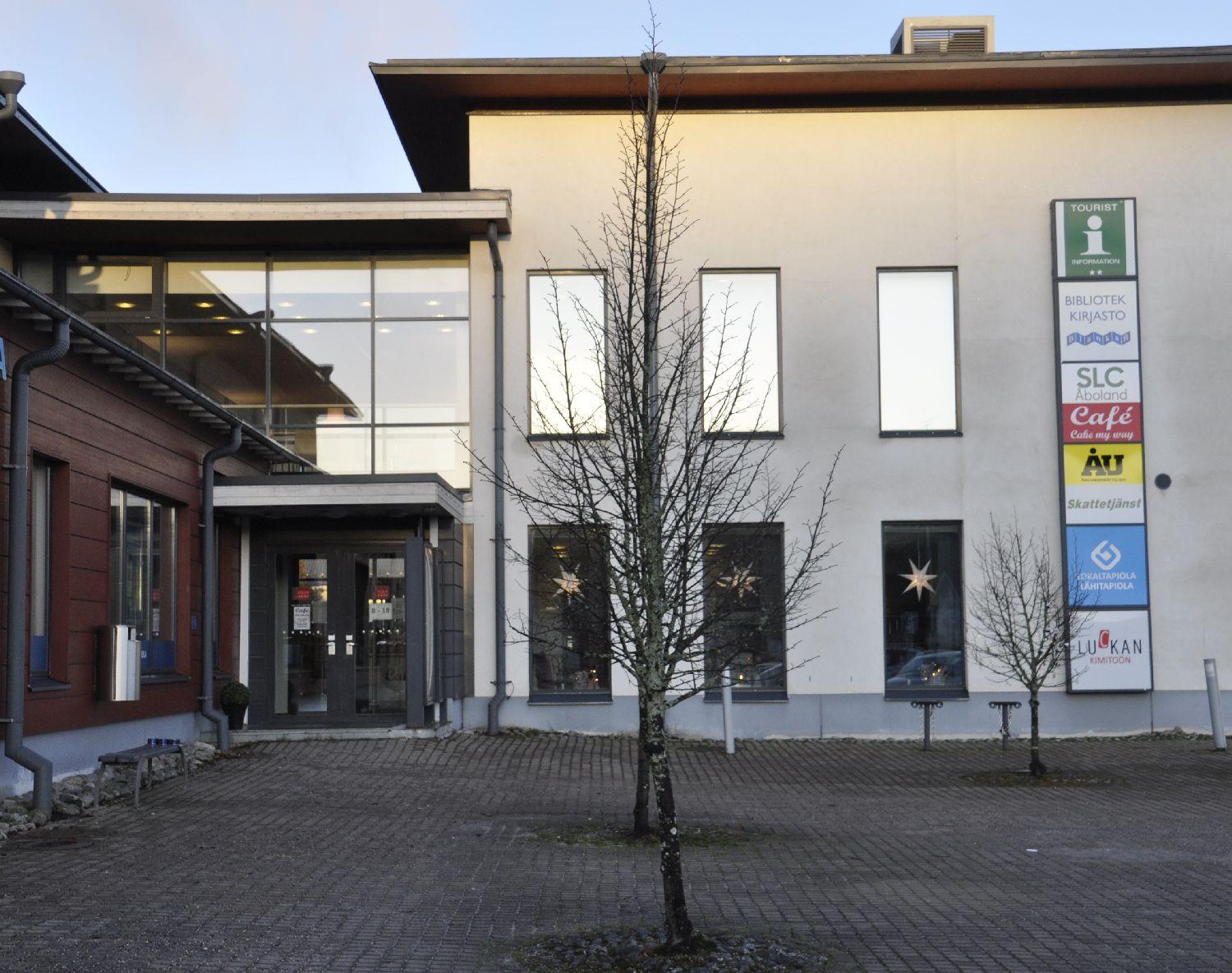 Ingång till ett stort vitt kulturcenter