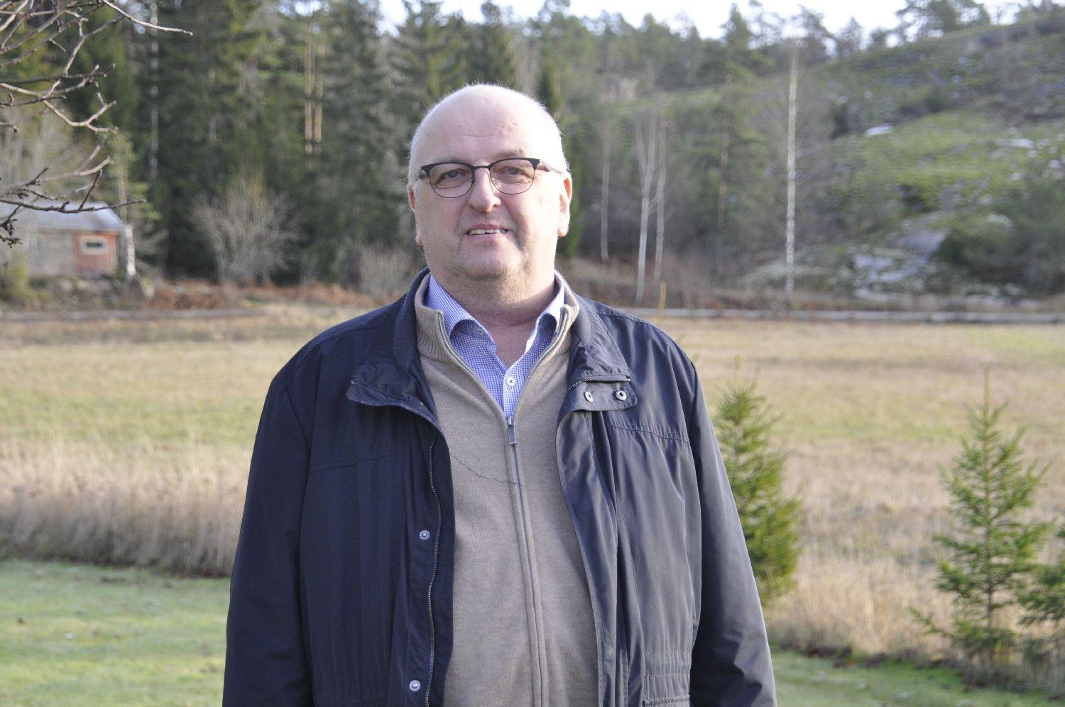 Porträttfoto av en man utomhus