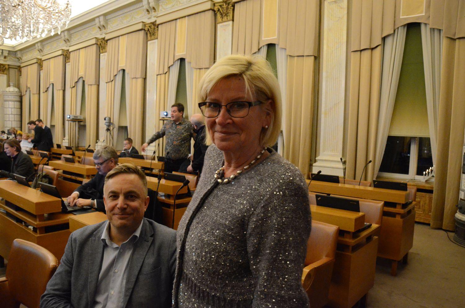 Kvinna och man i en sal.