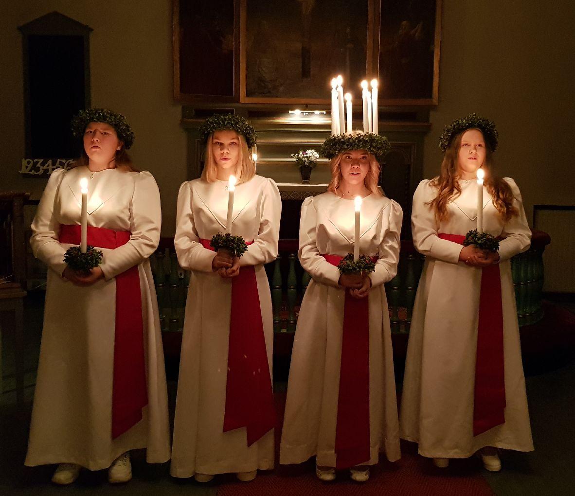 Luciafölje i en kyrka