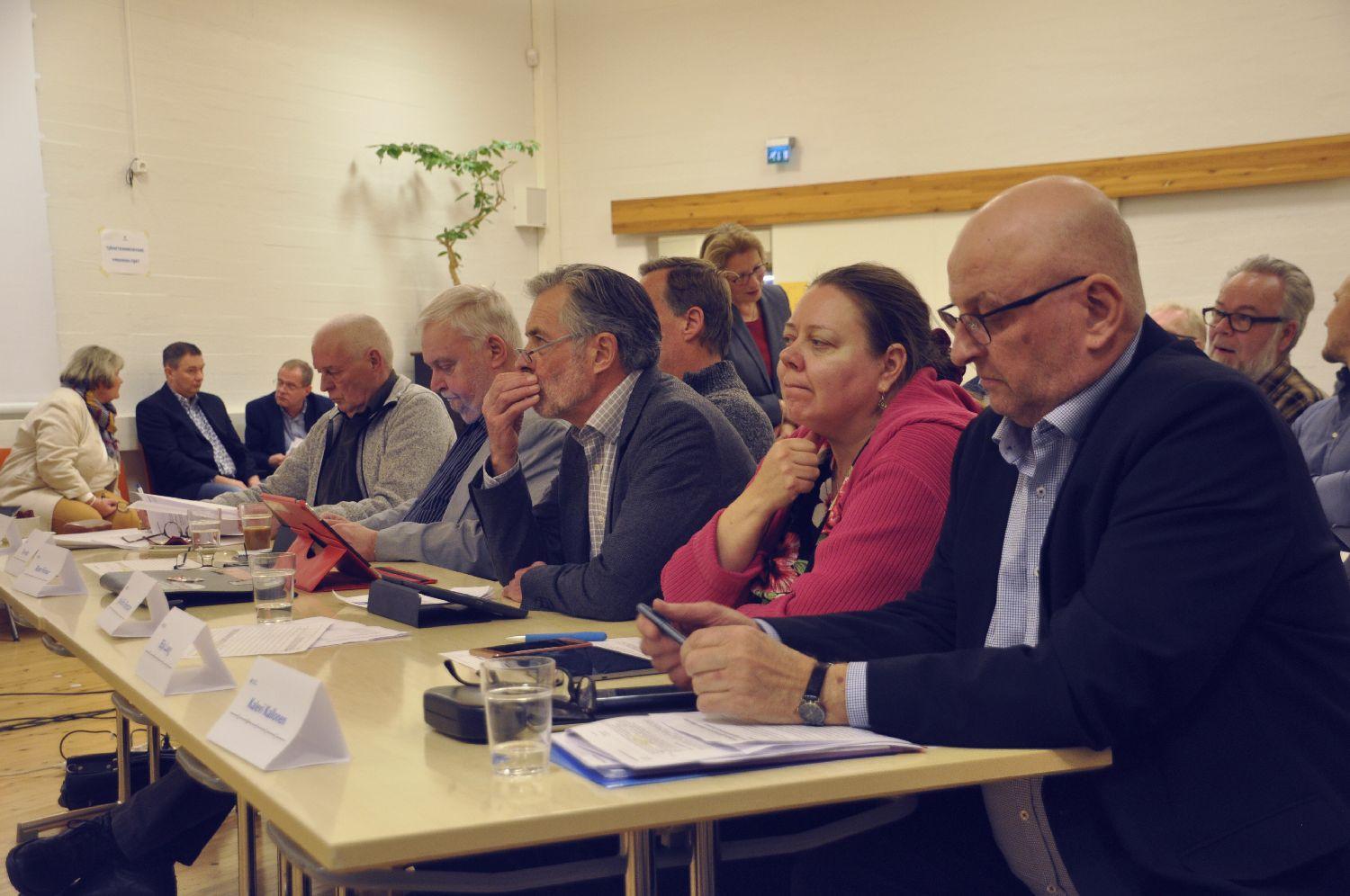 fullmäktigeledamöter på möte