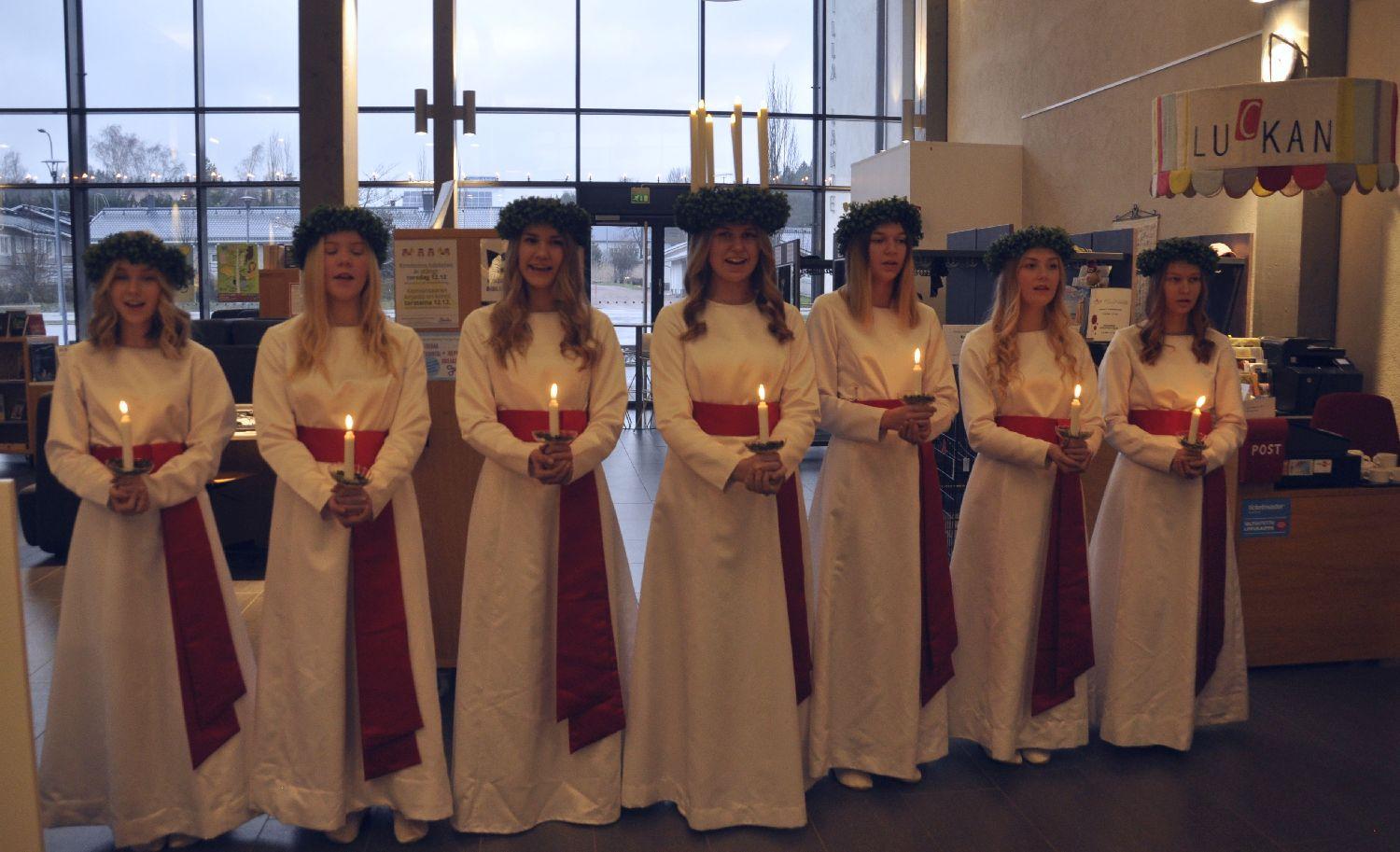Lucia i mitten, tre tärnor på var sida.