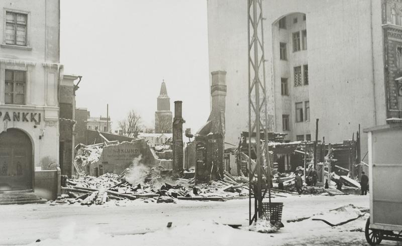 Ett förstört hus på svartvitt foto