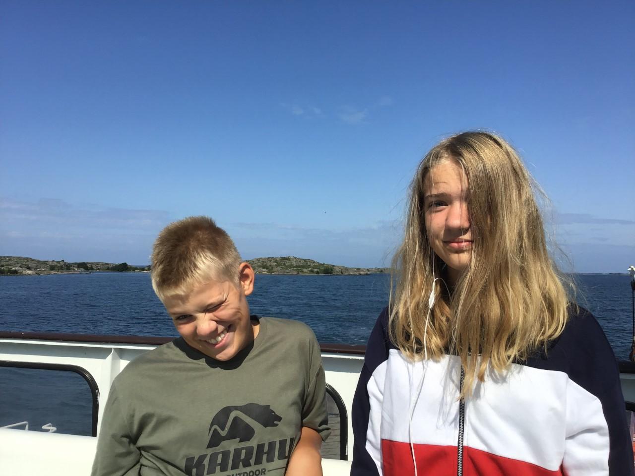 två tonåringar, med blå himmel i bakgrunden