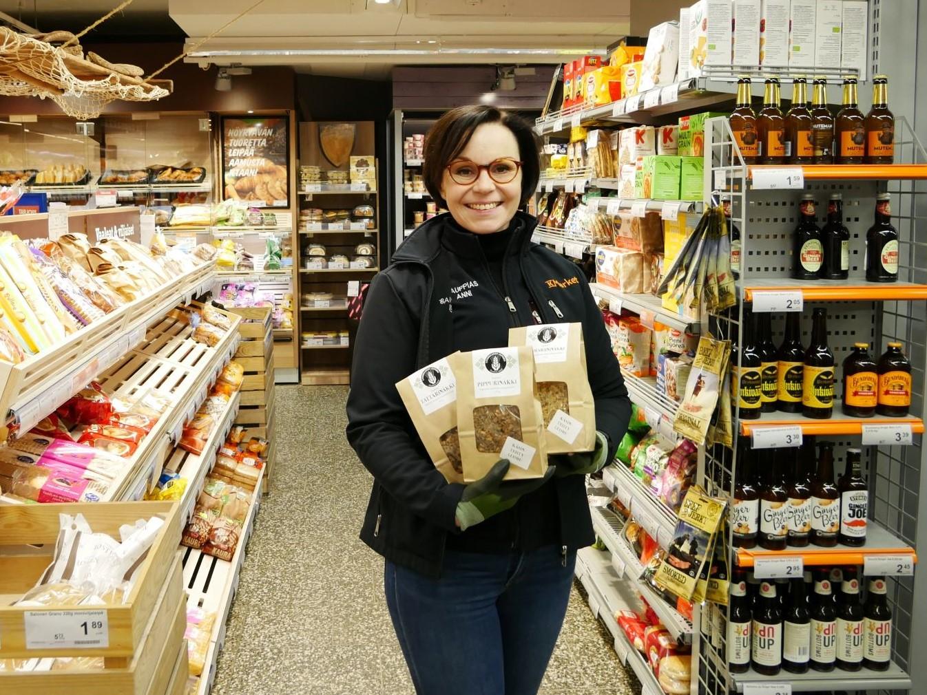 Person håller i produkt i matbutik