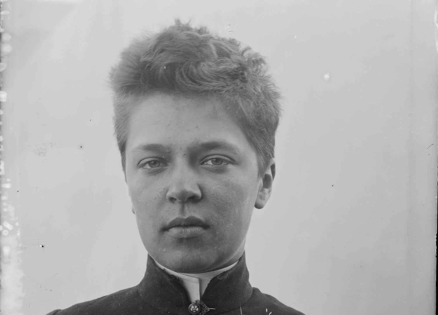 Svartvitt porträtt av Ellen Thesleff, kortklippt