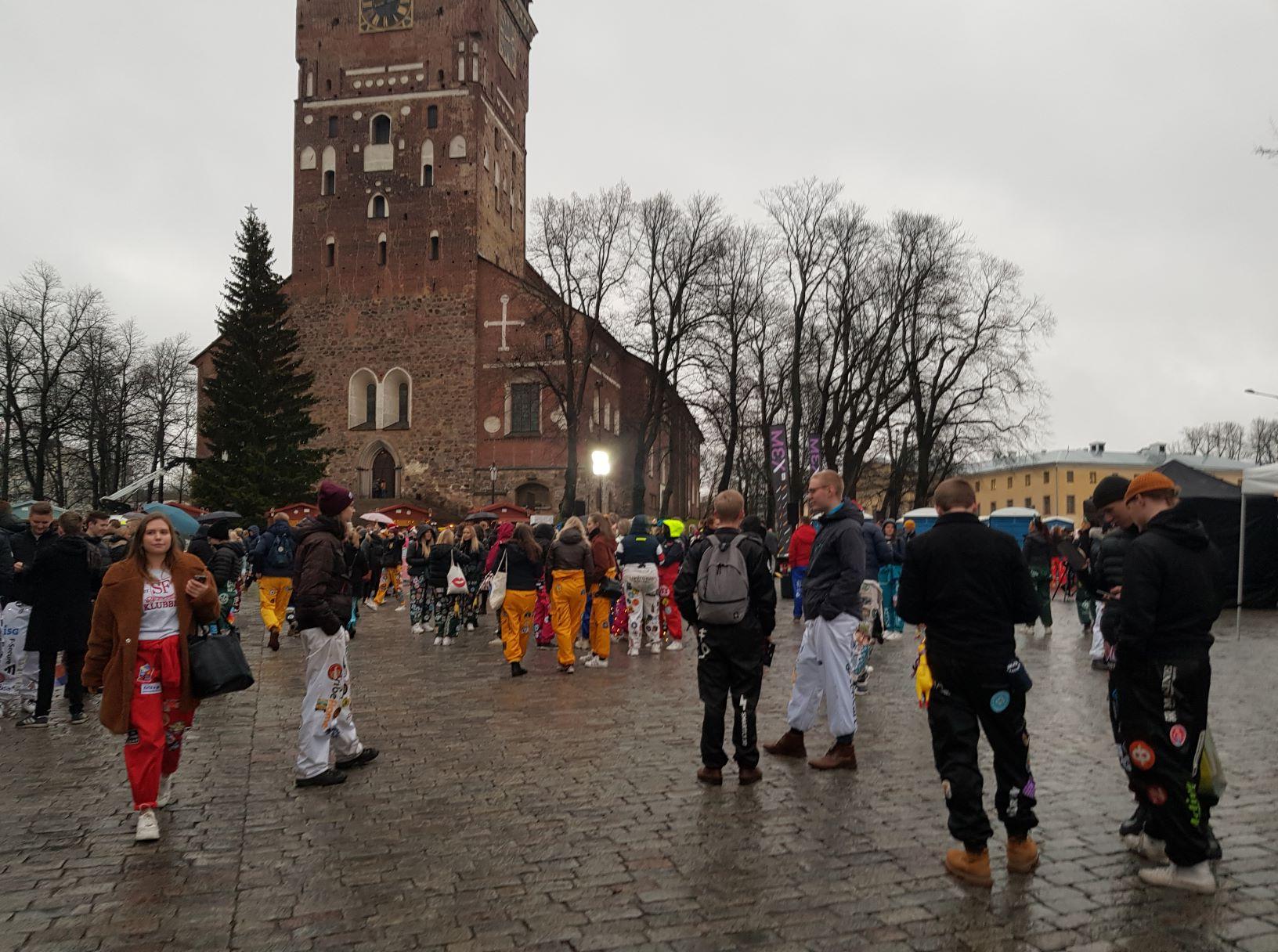 Många studerande på Domkyrkotorget