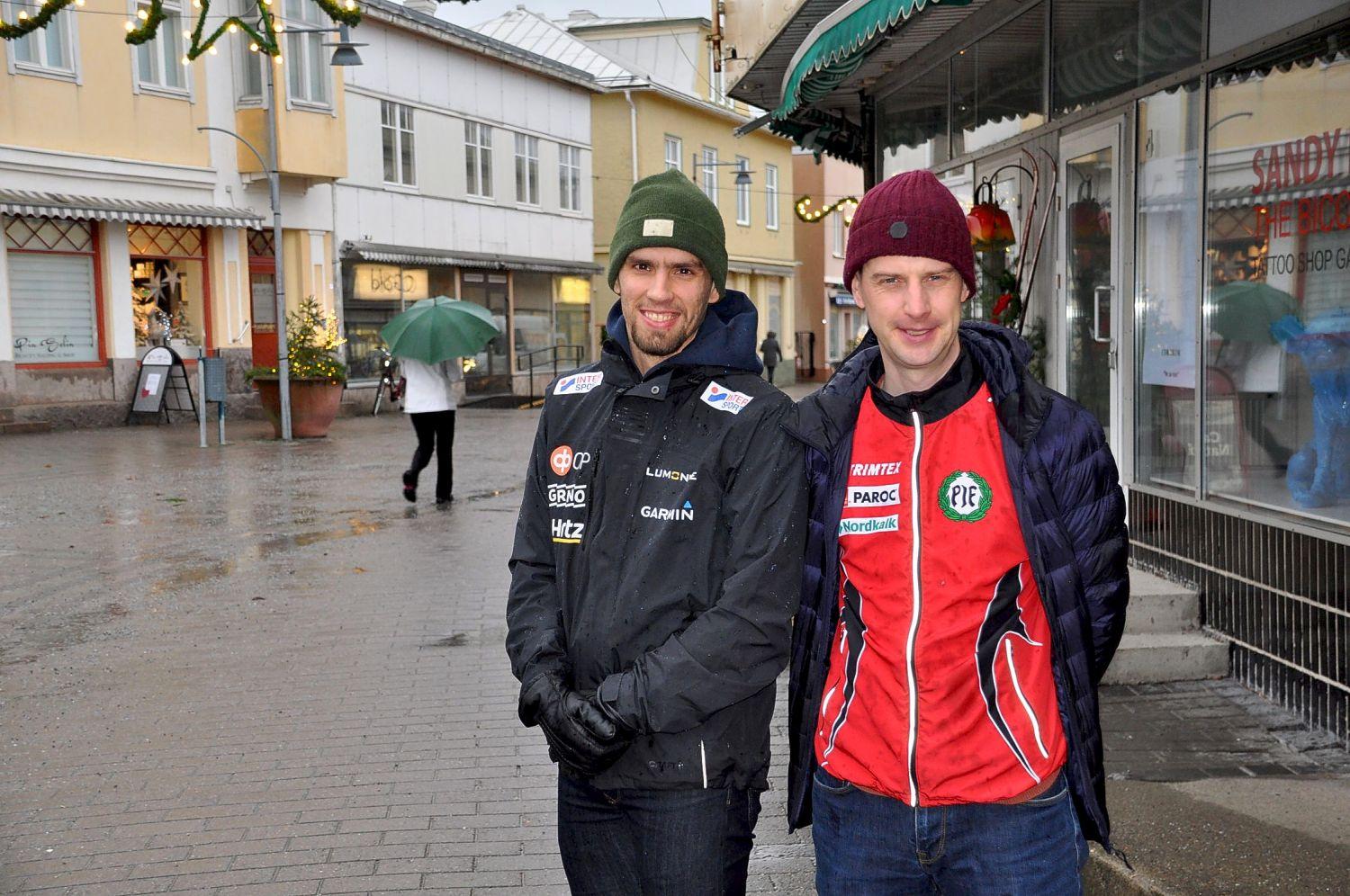 Två orienterare i stadsmiljö