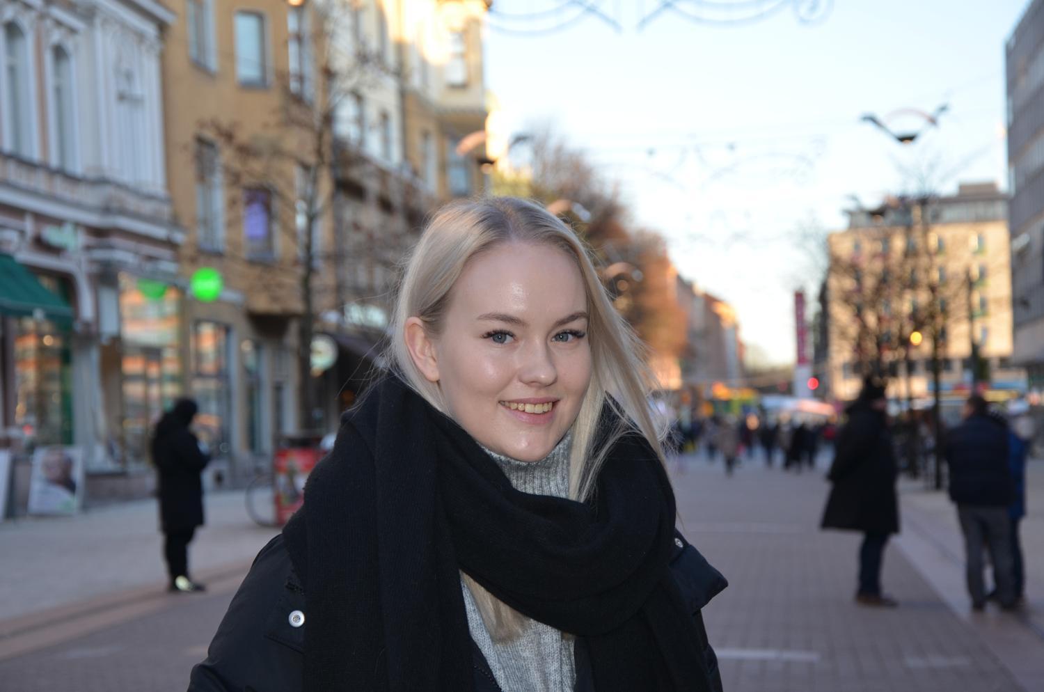 Ung kvinna på gågatan i Åbo