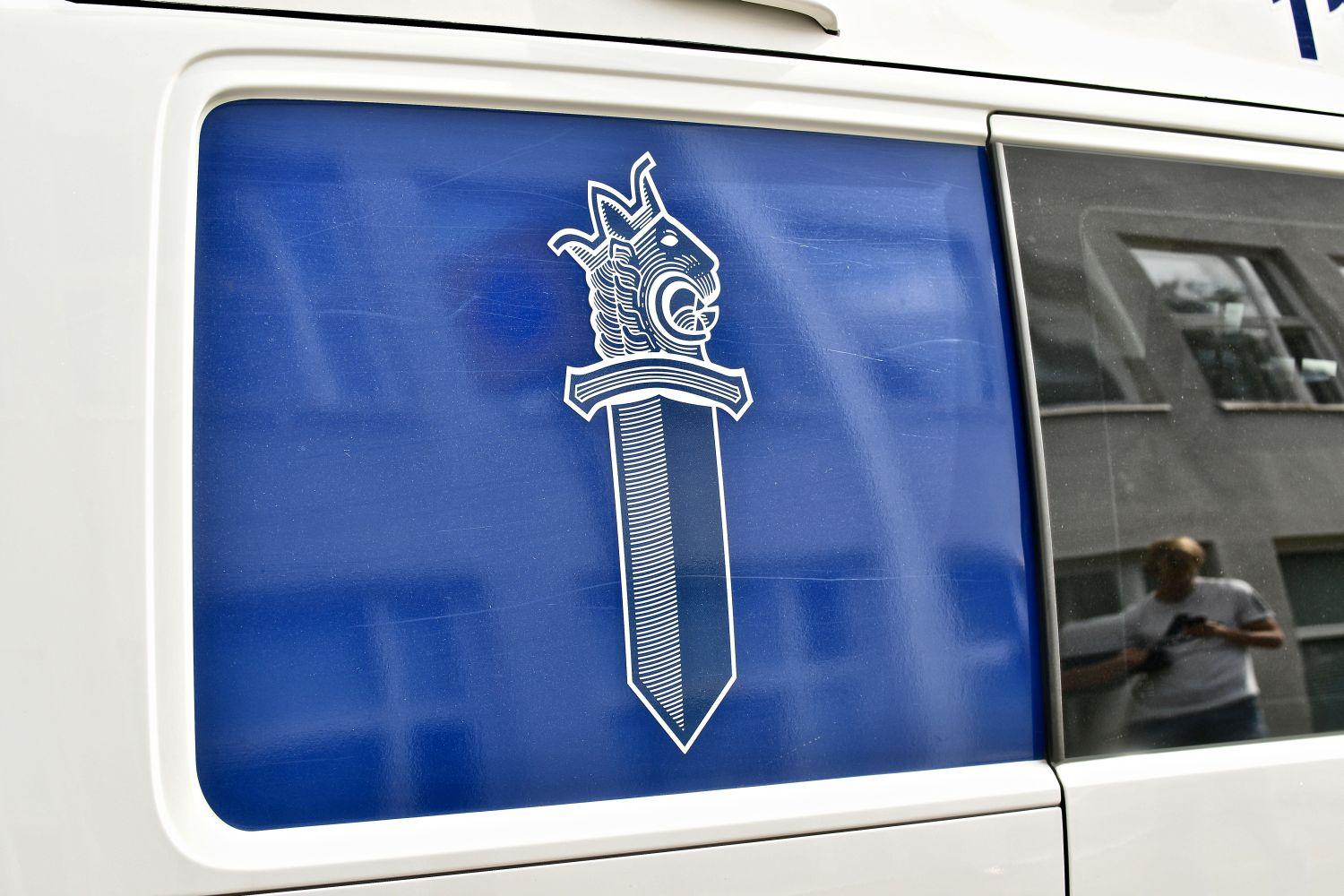 Polisbils fönster.
