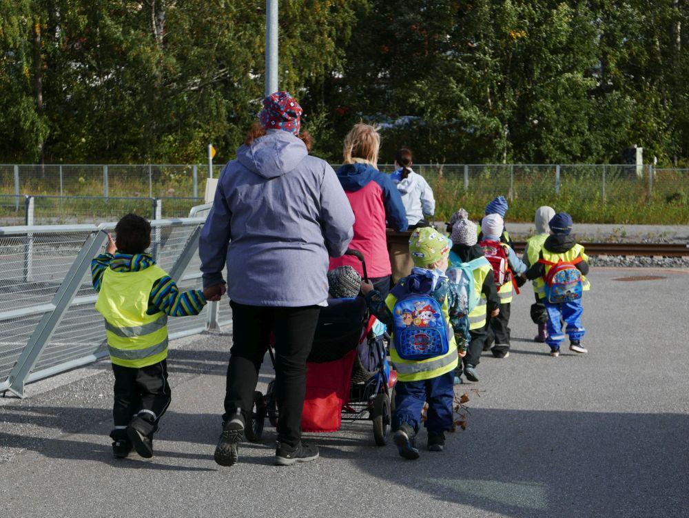 Dagisbarn på promenad.
