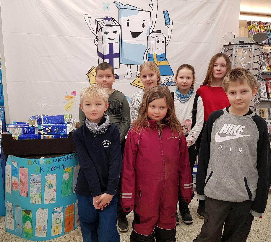 Barn står vid en självgjord infodisk i en mataffär