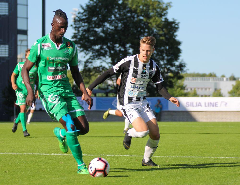 Två fotbollsspelare.