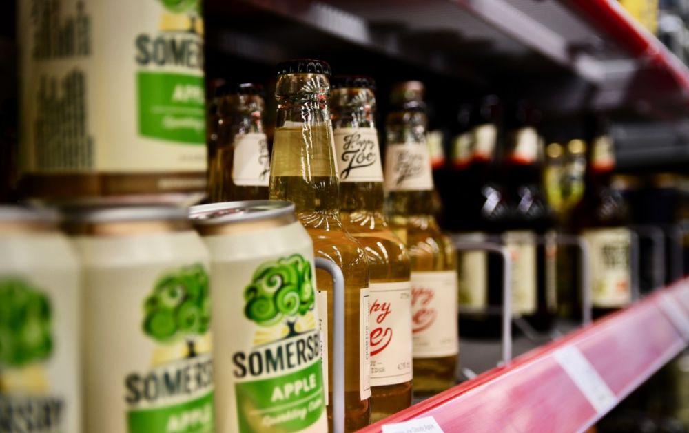 alkohol i en hylla