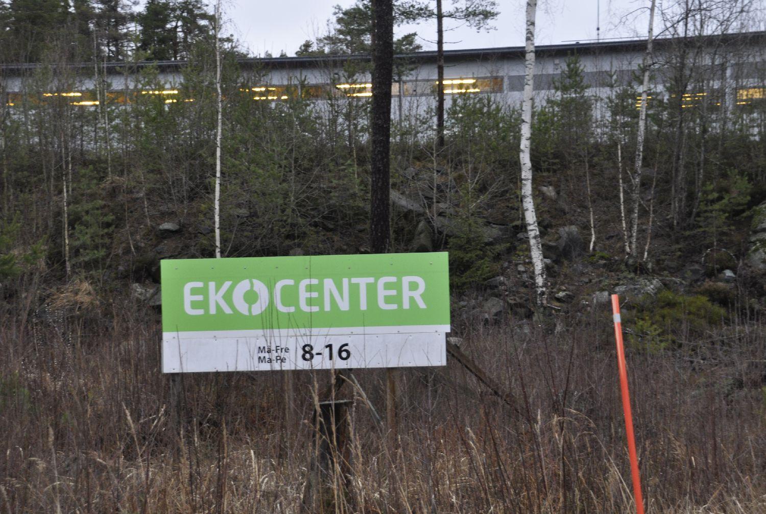 En stor skylt med texten "Ekocenter". Ett stycke bakom syns en hall.