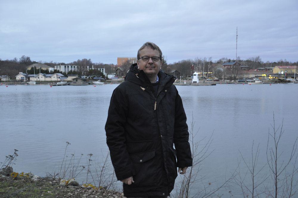Man vid en vik